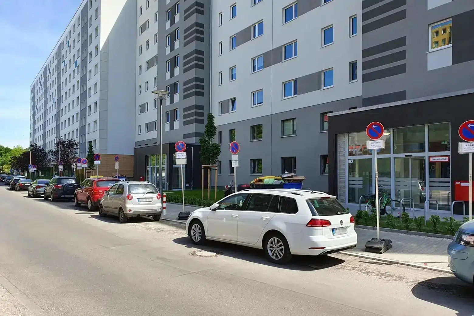 Halteverbotsschilder einer Parkverbotszone für einen Umzug in Berlin