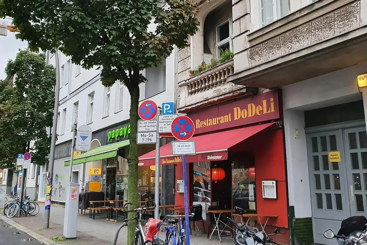 Parkverbotszone mit Halteverbotsschildern als Ladezone in Berlin
